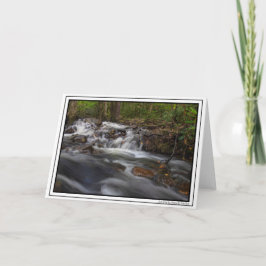 Kleine Wasserfälle auf dem Frühling Karte