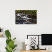 Kleine Wasserfälle auf dem Frühling Poster (Heimbüro)