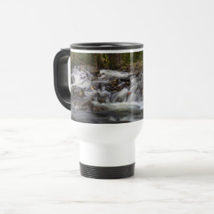 Kleine Wasserfälle auf dem Frühling Reisebecher