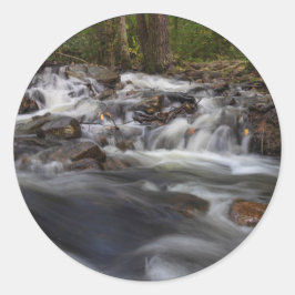 Kleine Wasserfälle auf dem Frühling Runder Aufkleber