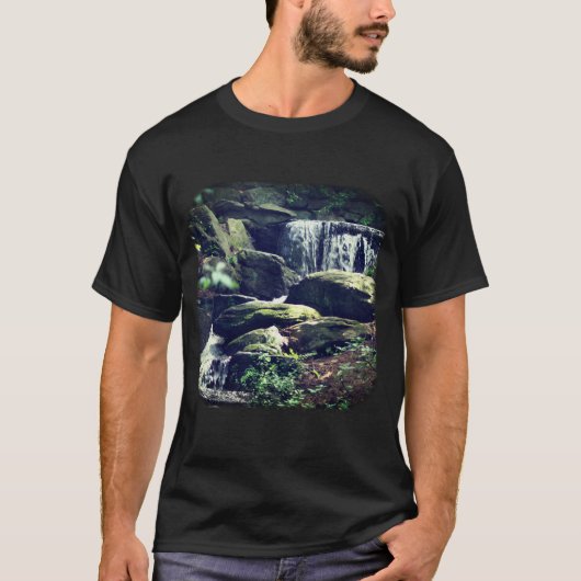 Kleine Wasserfälle im Wald T-Shirt (Vorderseite)