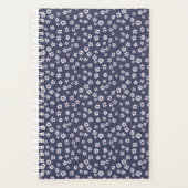 Kleine weiße Blume auf einem blauen Planer (Vorderseite)