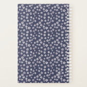 Kleine weiße Blume auf einem blauen Planer (Rückseite)