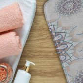 Kleine weiße Blüte fiel auf den ländlichen Badematte