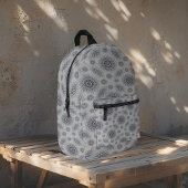 Kleine weiße Blüte fiel auf den ländlichen Bedruckter Rucksack