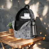 Kleine weiße Blüte fiel auf den ländlichen Bedruckter Rucksack