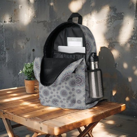 Kleine weiße Blüte fiel auf den ländlichen Bedruckter Rucksack