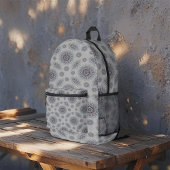 Kleine weiße Blüte fiel auf den ländlichen Bedruckter Rucksack