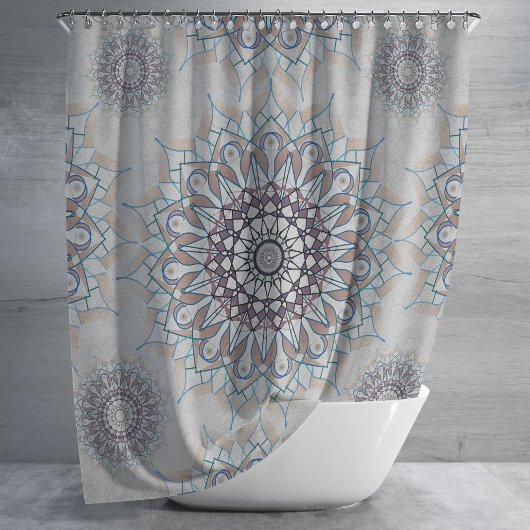 Kleine weiße Blüte fiel auf den ländlichen Duschvorhang