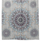 Kleine weiße Blüte fiel auf den ländlichen Duschvorhang (Vorderseite)