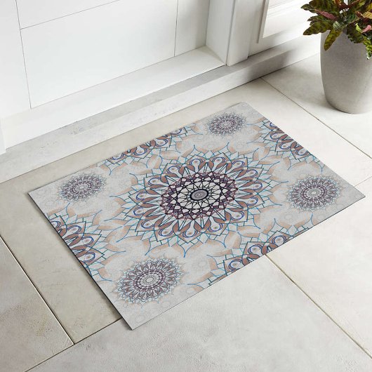 Kleine weiße Blüte fiel auf den ländlichen Fußmatte