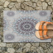 Kleine weiße Blüte fiel auf den ländlichen Fußmatte