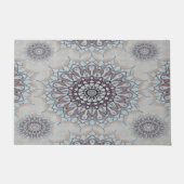 Kleine weiße Blüte fiel auf den ländlichen Fußmatte (Vorderseite)