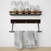 Kleine weiße Blüte fiel auf den ländlichen Geschirrtuch