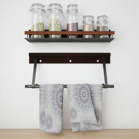 Kleine weiße Blüte fiel auf den ländlichen Geschirrtuch