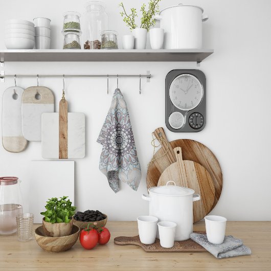 Kleine weiße Blüte fiel auf den ländlichen Geschirrtuch