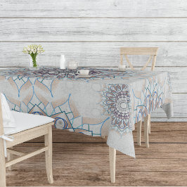 Kleine weiße Blüte fiel auf den ländlichen Tischdecke