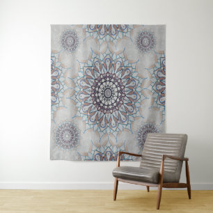 Kleine weiße Blüte fiel auf den ländlichen Wandteppich