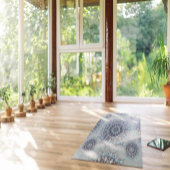 Kleine weiße Blüte fiel auf den ländlichen Yogamatte