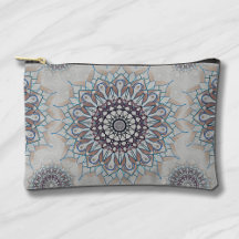 Kleine weiße Blüte fiel auf den ländlichen