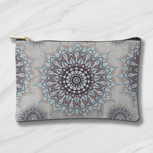 Kleine weiße Blüte fiel auf den ländlichen Zubehörtasche