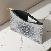 Kleine weiße Blüte fiel auf den ländlichen Zubehörtasche