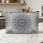 Kleine weiße Blüte fiel auf den ländlichen Zubehörtasche