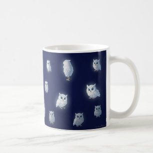 Kleine weiße Eulen auf dunkelblauem Hintergrund  Kaffeetasse