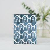 Kleine weiße Häuser auf blauem Holz, die wir umgez Einladung (Stehend Vorderseite)