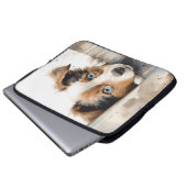 KLEINE WEISSE UND TAN PUPPING HUNDE ÜBER ZENTRUM LAPTOPSCHUTZHÜLLE (Vorne Knopf)