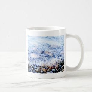 Kleine Welle und farbenfrohe Steine Kaffeetasse