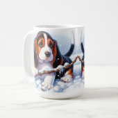 Kleine Welpe im Basset, die im Winter schneesicher Kaffeetasse (Vorderseite Links)