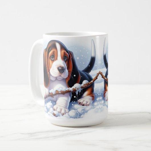 Kleine Welpe im Basset, die im Winter schneesicher Kaffeetasse (Vorderseite Links)