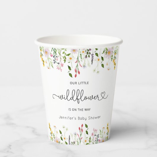 Kleine Wildblume ist auf dem Weg Babydusche Pappbecher (Rückseite)