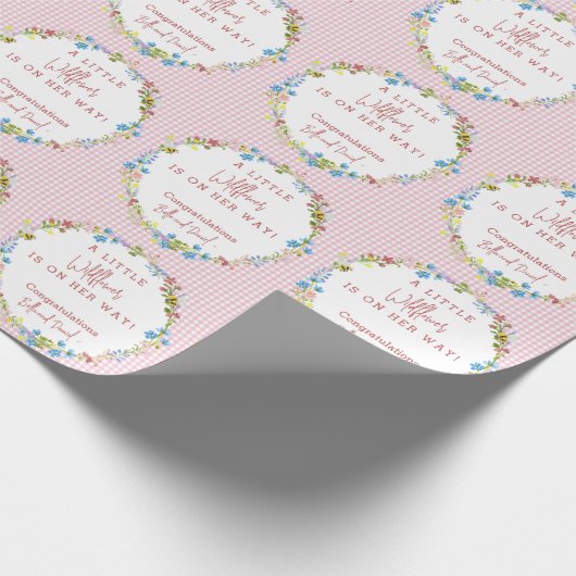 Kleine Wildblume ist auf dem Weg zur Babydusche Geschenkpapier (Ecke)