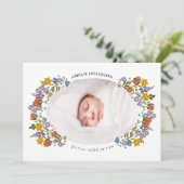 Kleine Wildblume Rlegano Oval Foto Baby Birth Ankündigung (Stehend Vorderseite)