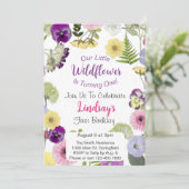 Kleine Wildblume zum Geburtstag Einladung (Stehend Vorderseite)
