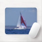 Kleine Yacht, die einen Spinnaker einstellt Mousepad (Mit Mouse)