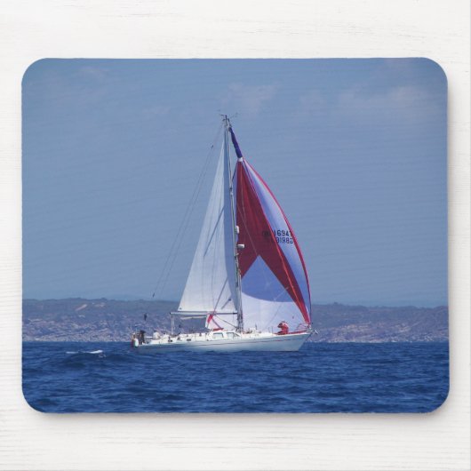 Kleine Yacht, die einen Spinnaker einstellt Mousepad (Vorne)
