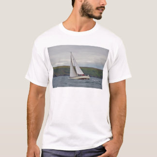 Kleine Yacht, die stark segelt T-Shirt