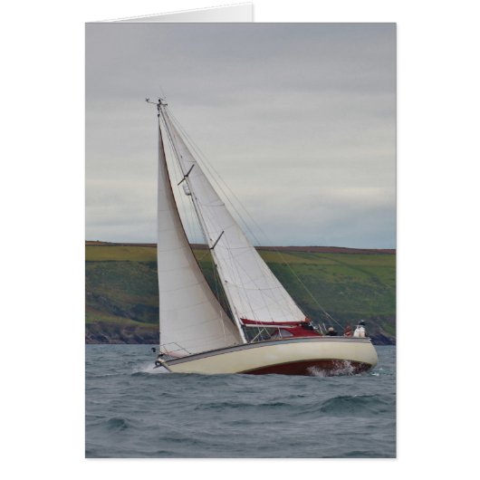 Kleine Yacht hart segeln (Vorne)