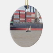 Kleine Yacht und enormes Containerschiff Keramikornament (Rechts)
