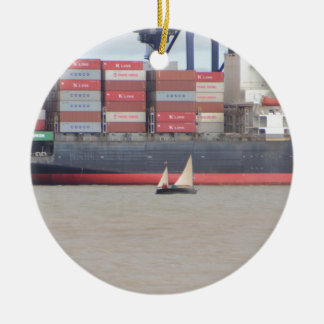 Kleine Yacht und enormes Containerschiff Keramikornament