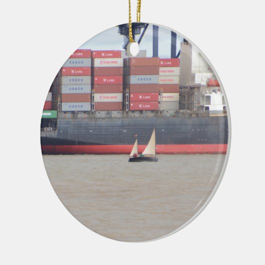 Kleine Yacht und enormes Containerschiff Keramikornament (Links)