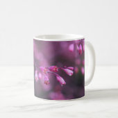 Kleine, zarte, rosa Blume Kaffeetasse (VorderseiteRechts)