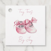 Kleine Zehen. Big Joy. Es ist ein Mädchen. Geschenkanhänger (Vorderseite)