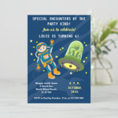 Kleiner Astronautenjunge träumt Geburtstagsparty Einladung (Stehend Vorderseite)