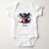 Kleiner baby Drache streckt die Zunge raus Baby Strampler (Vorderseite)
