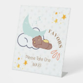 Kleiner Bär auf den Cloud Baby Duschfavoriten Sockelschild (Vorderseite)