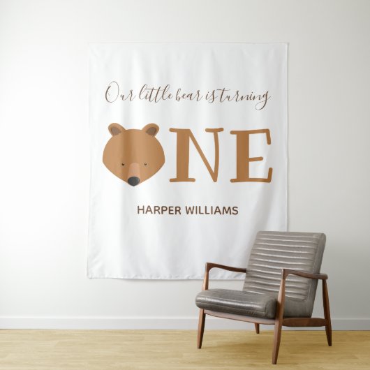 Kleiner Bär, der ein Süße Tier zum ersten Geburtst Wandteppich (Beispiel)